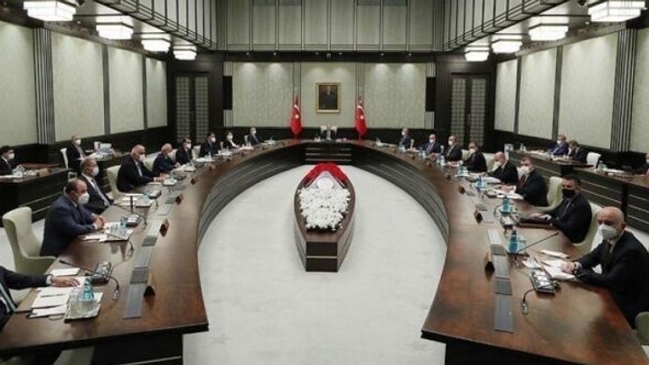 Kabine emekli maaşları ve vergisiz telefon için toplanıyor