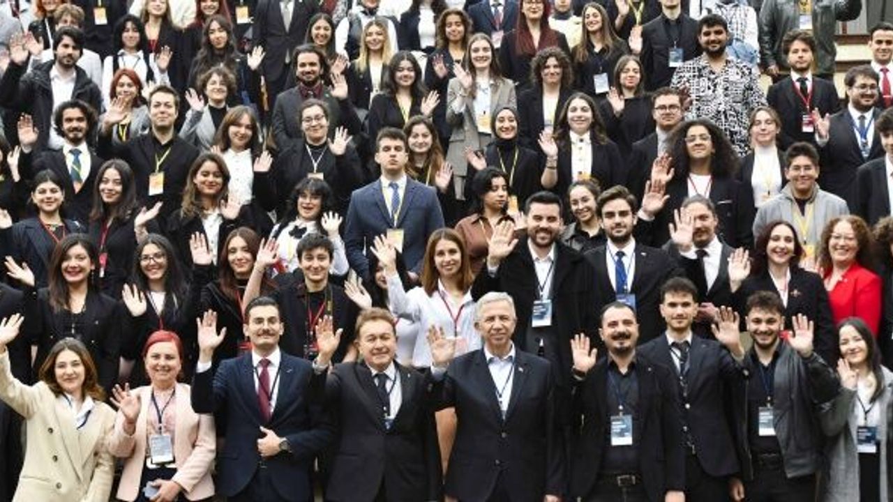 Mansur Yavaş "Model Başkent" konferansında gençlerle buluştu