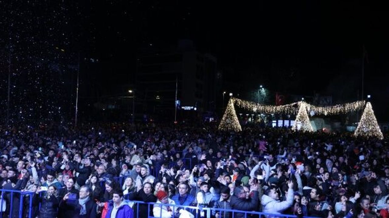 Antalyalılar yeni yıl coşkusunu Cumhuriyet Meydanı’nda yaşadı