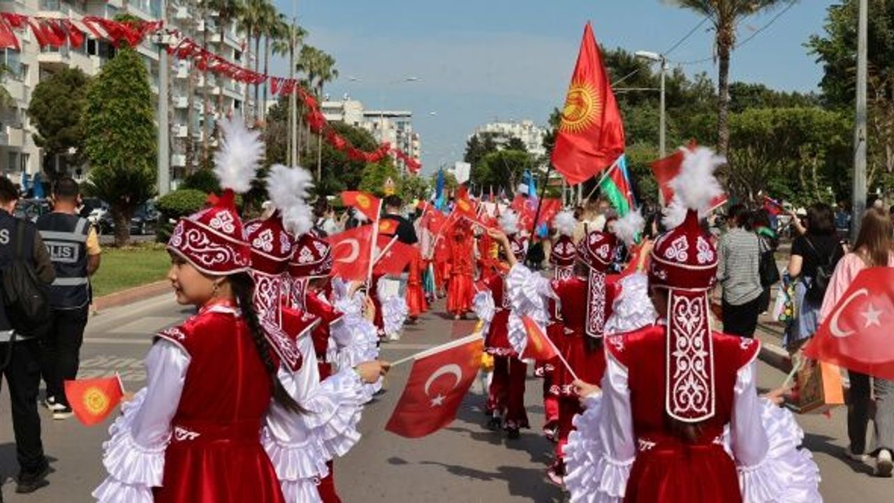 Antalya sokakları dünya çocuklarıyla renklendi