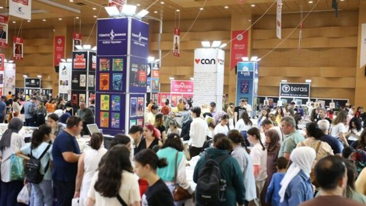 Kitap tutkunları Kepez Kitap Fuarı’na akın etti
