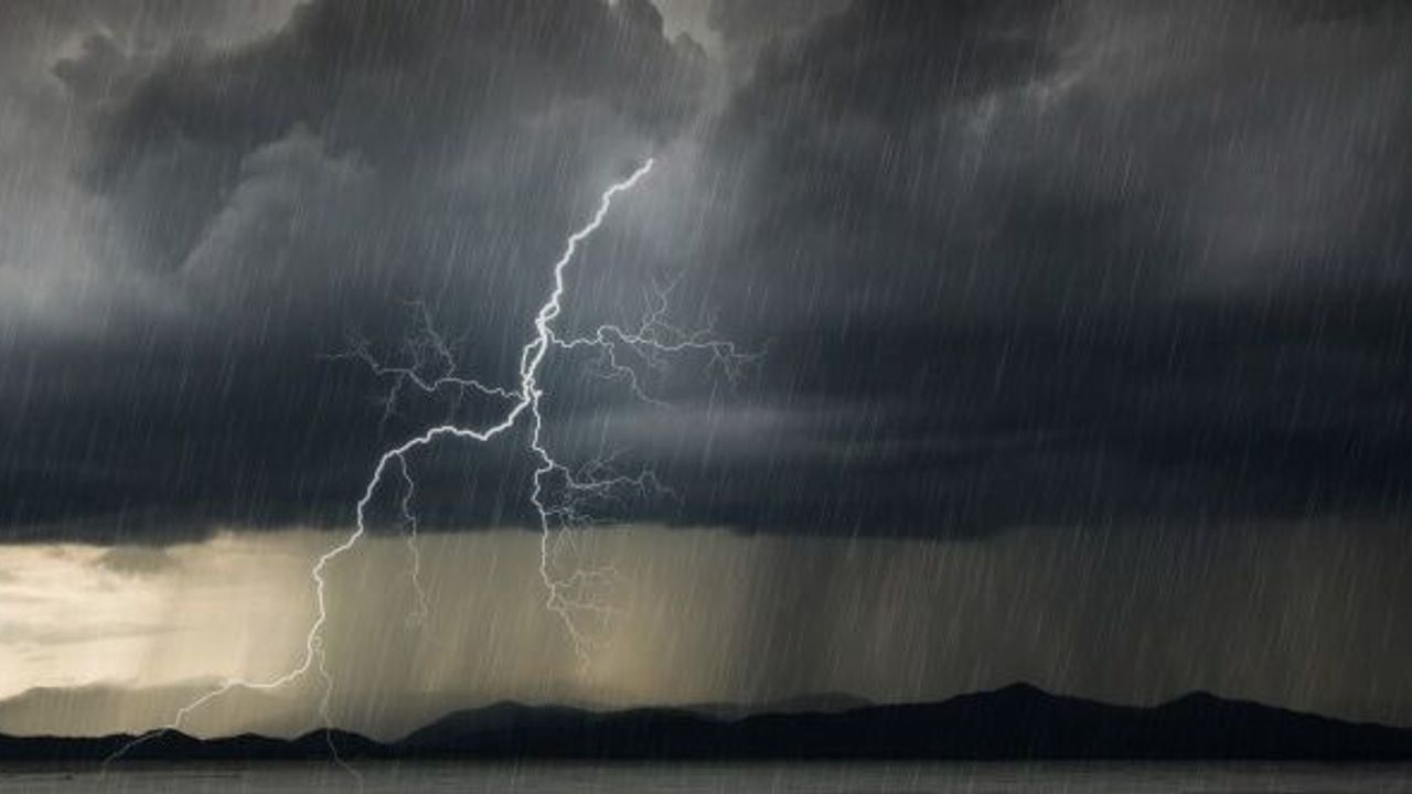 Meteoroloji'den kuvvetli yağış, zirai don ve fırtına uyarısı