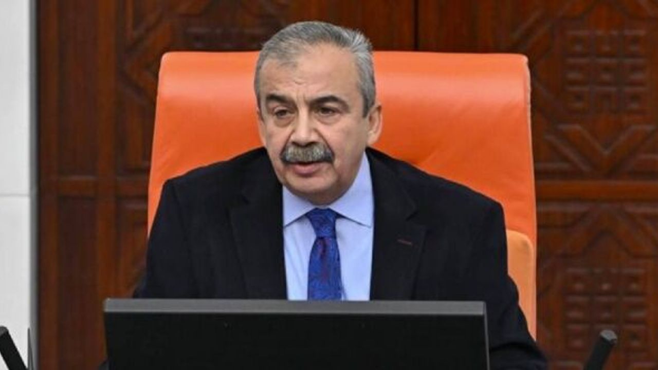 Sırrı Süreyya Önder'in ameliyatı 8 saat sürdü, durumu kritik