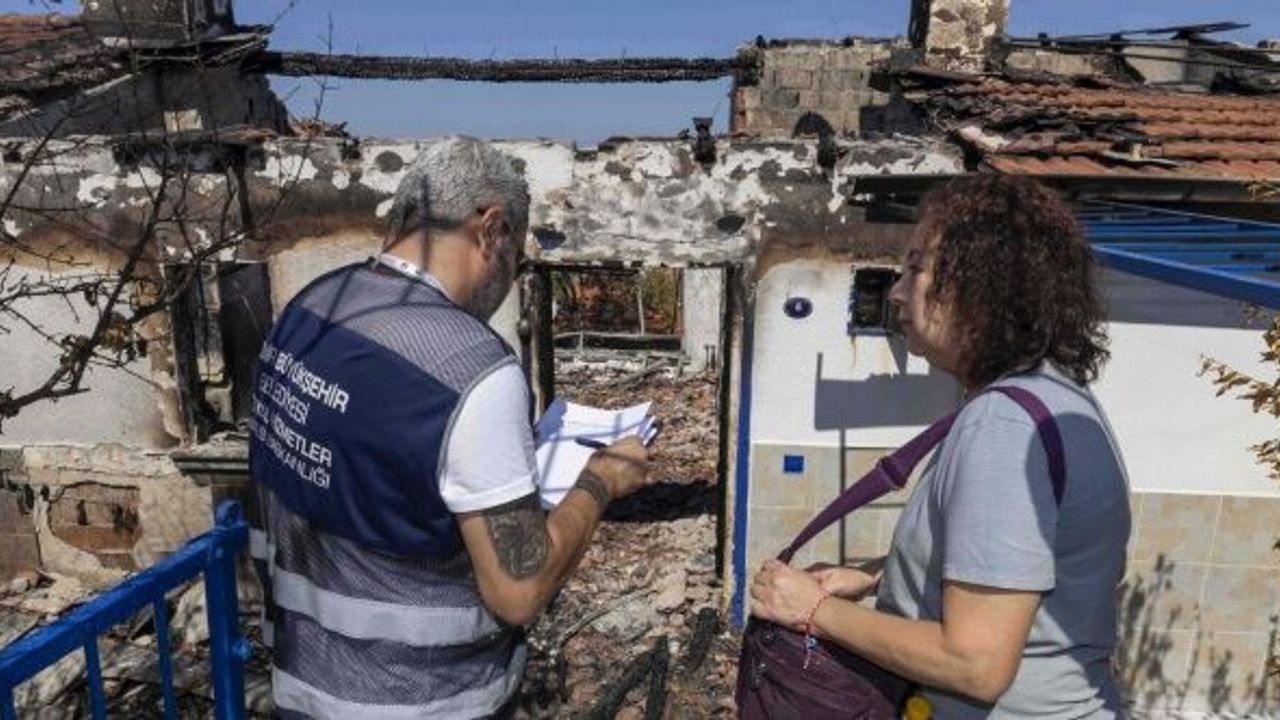 İzmir Büyükşehir Belediyesi saha ekipleri yangının yaralarını sarıyor