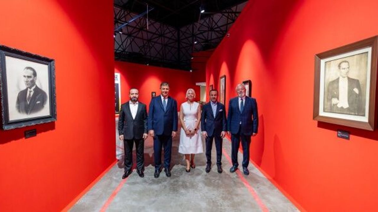 Atatürk ve Refik Anadol sergileri İzmirliler ile buluşuyor