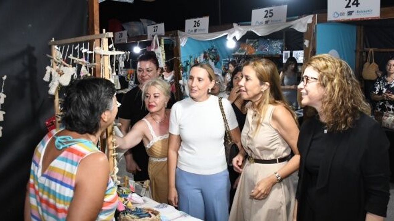 Ayvalık’ta Kadın Emeği Çarşısı’na yoğun ilgi