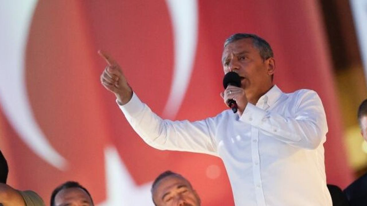 Özgür Özel'den Beyoğlu mitingine çağrı: Seçim sandığı gelene kadar meydanlardayız