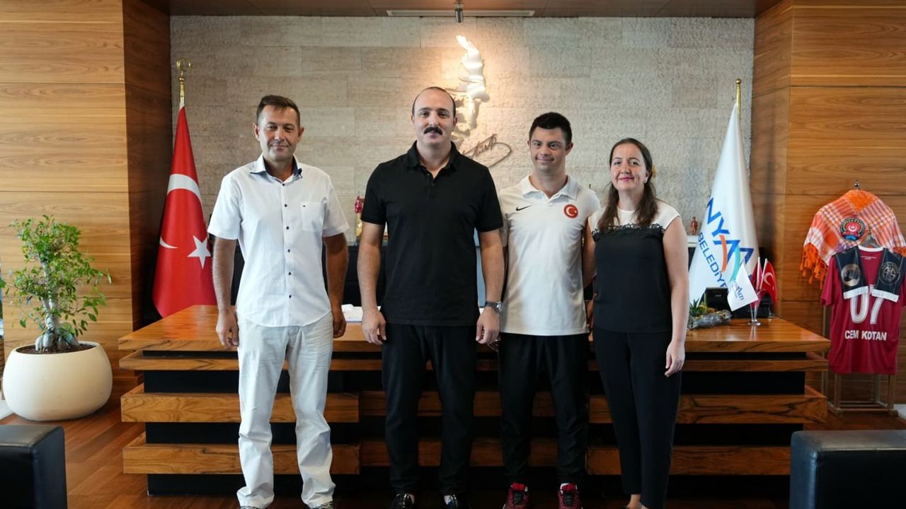 Cem Kotan'tan milli yüzücüye destek