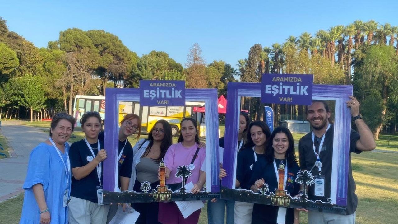 Çocuklar, gençler ve kadınlar İEF'nin tadını çıkarıyor