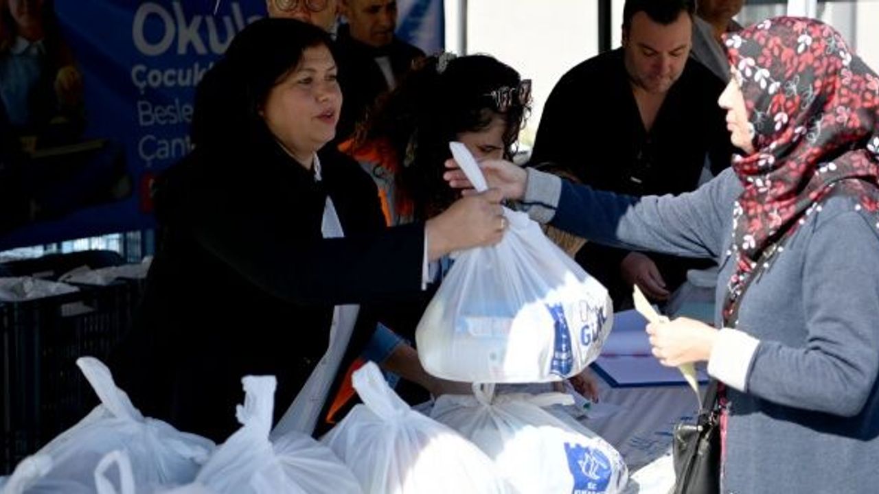 Kuşadası'nda eğitime Başkan Ömer Günel'den büyük destek