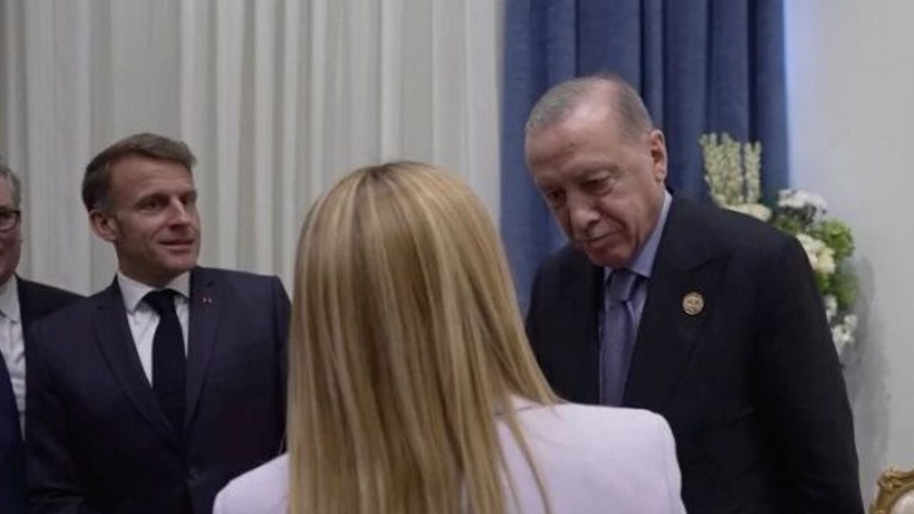 Erdoğan, Meloni'ye de sigarayı bıraktırmak istiyor