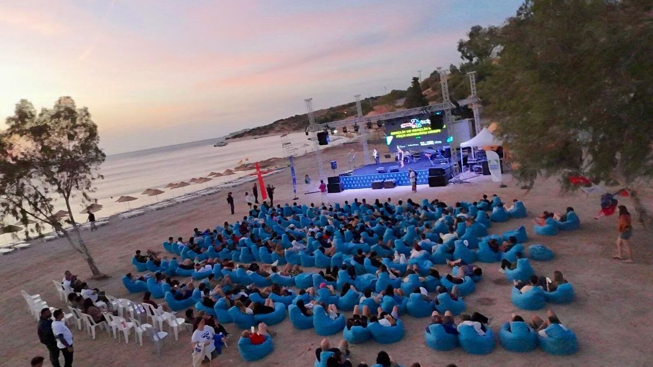 Gençler Büyükşehir’in Foça’daki kampında gönüllerince eğlendi