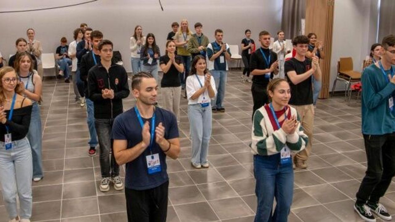 Kuşadası kardeş şehirler gençlik toplantısı başladı