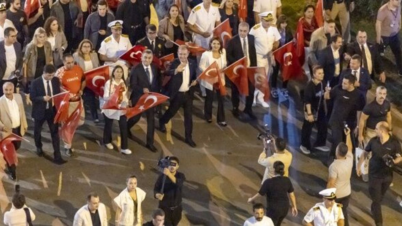 Vahap Seçer Bayrak Yürüyüşü'nde Mersinlilerle buluştu