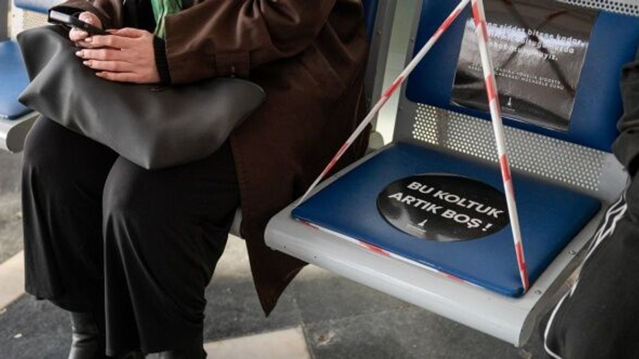 Bir koltuk boş, bir kadın eksik