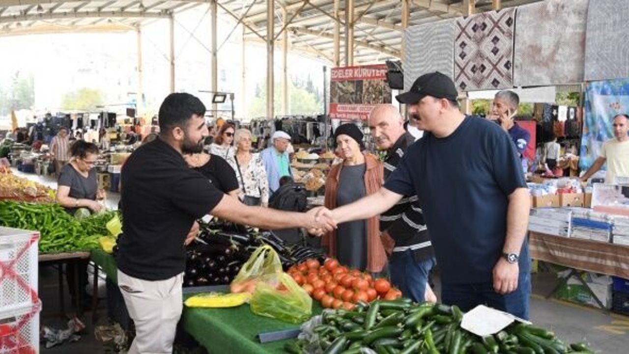 Cem Kotan pazar esnafını ziyaret etti