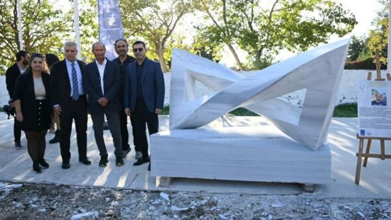 Kuşadası'nda mermer bloklar "Adalet" temasıyla şekillendi