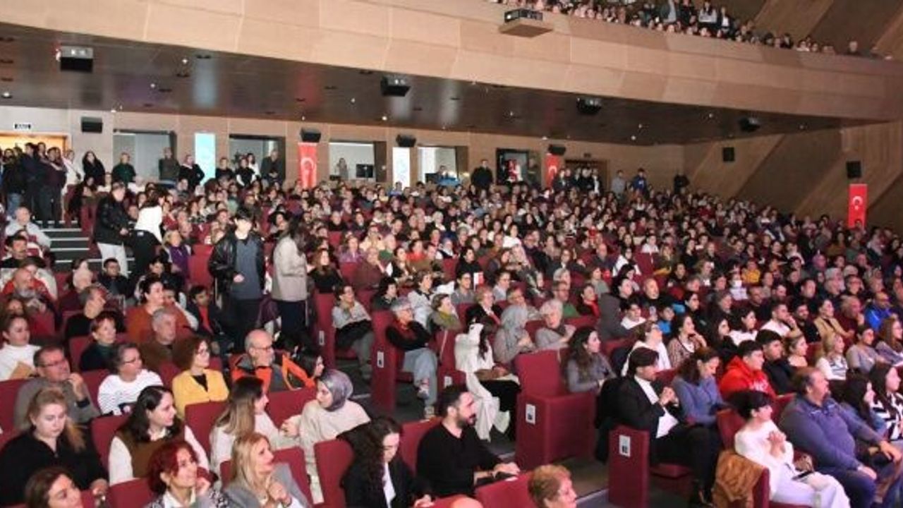 Avlu’da Sezen Aksu Şarkıları Konseri’ne yoğun ilgi