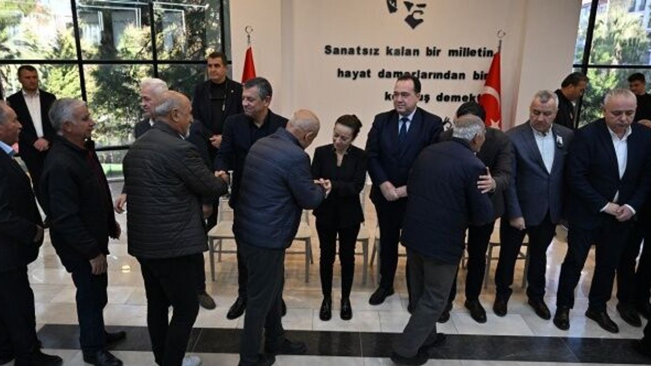 Özgür Özel, Manisa'da Gülşah Durbay’ın ailesiyle taziyeleri kabul etti