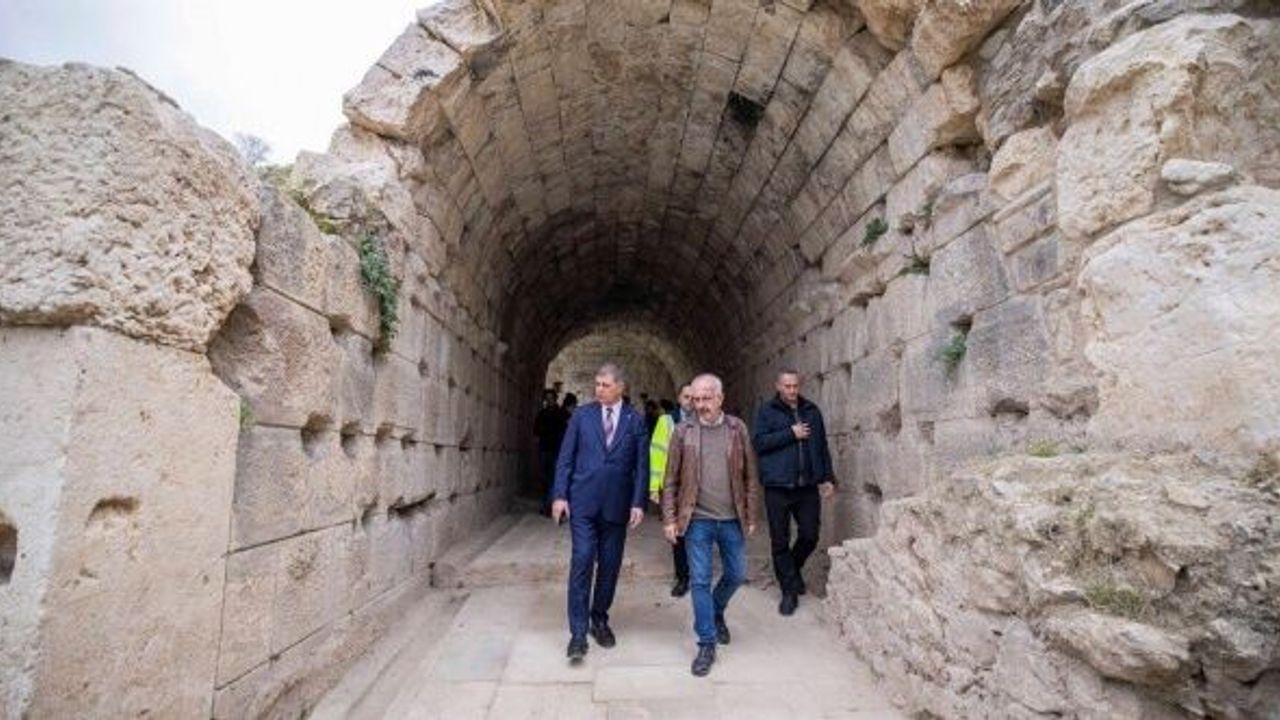 Smyrna Tiyatrosu gün yüzüne çıkıyor