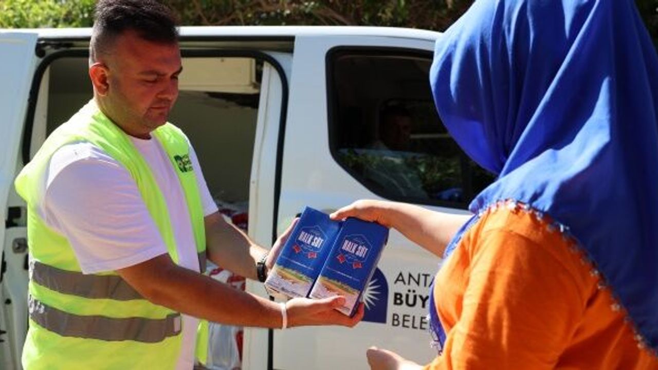 Antalya Büyükşehir’den çocuklara 773 bin 400 litre süt desteği