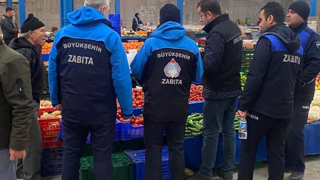 Balıkesir'de pazar yerlerini vatandaşın hizmetine uygun hale getiriyor