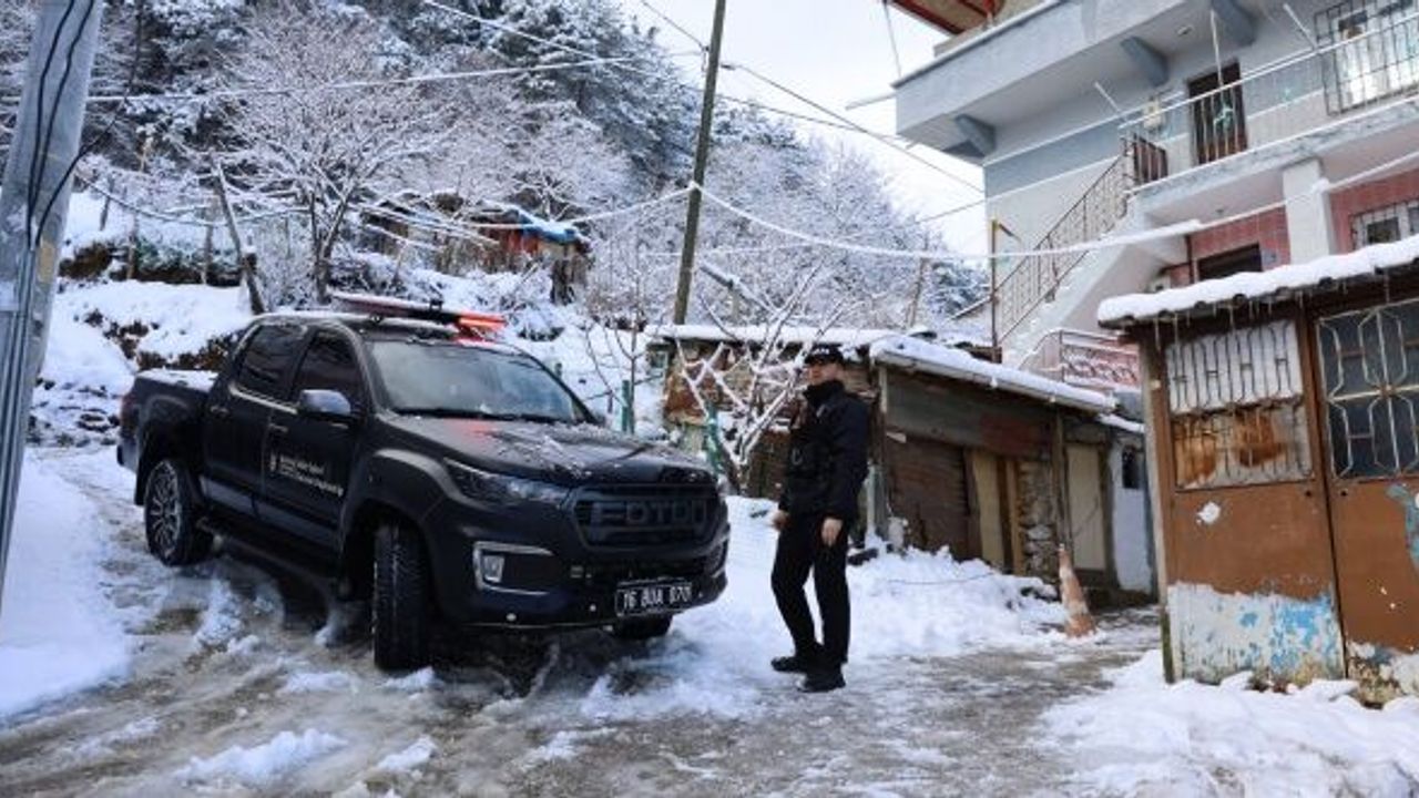 Bursa'da ekipler hayata da yol açıyor