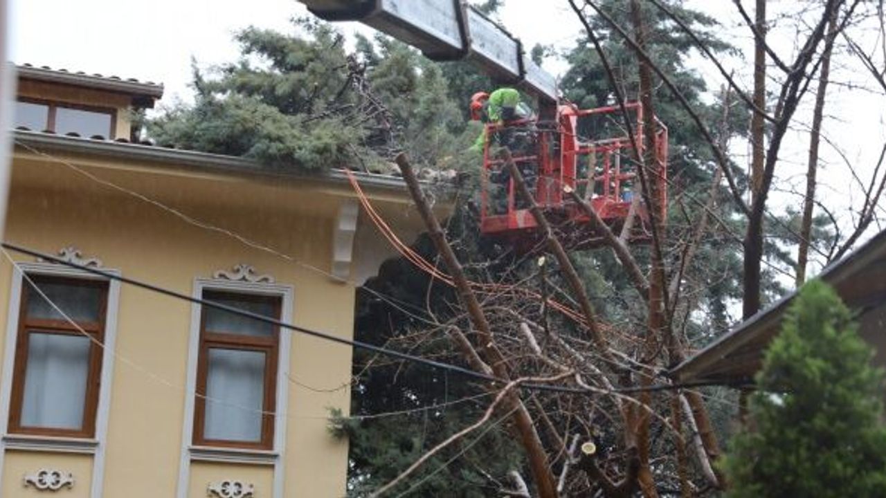Bursa'da ekipler, şiddetli rüzgara karşı sahada