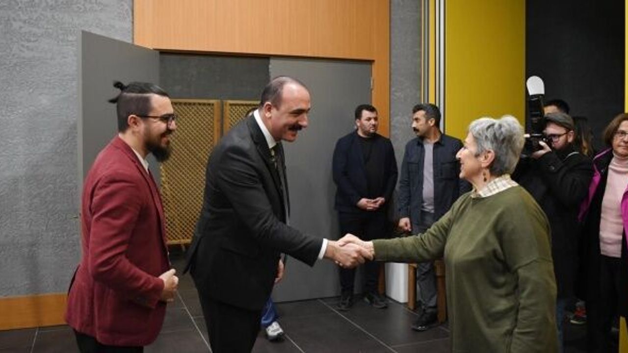 Cem Kotan, yapay zeka sergisinin açılışına katıldı