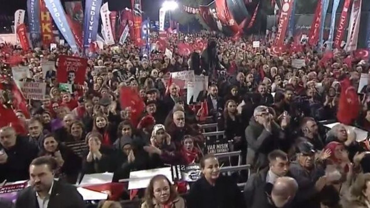 CHP'nin yeni yılda ilk adresi Beykoz: Yurttaşlar soğuk havaya rağmen meydanı doldurdu