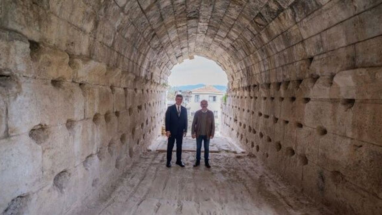 İzmir'de tarihe yol açııyor