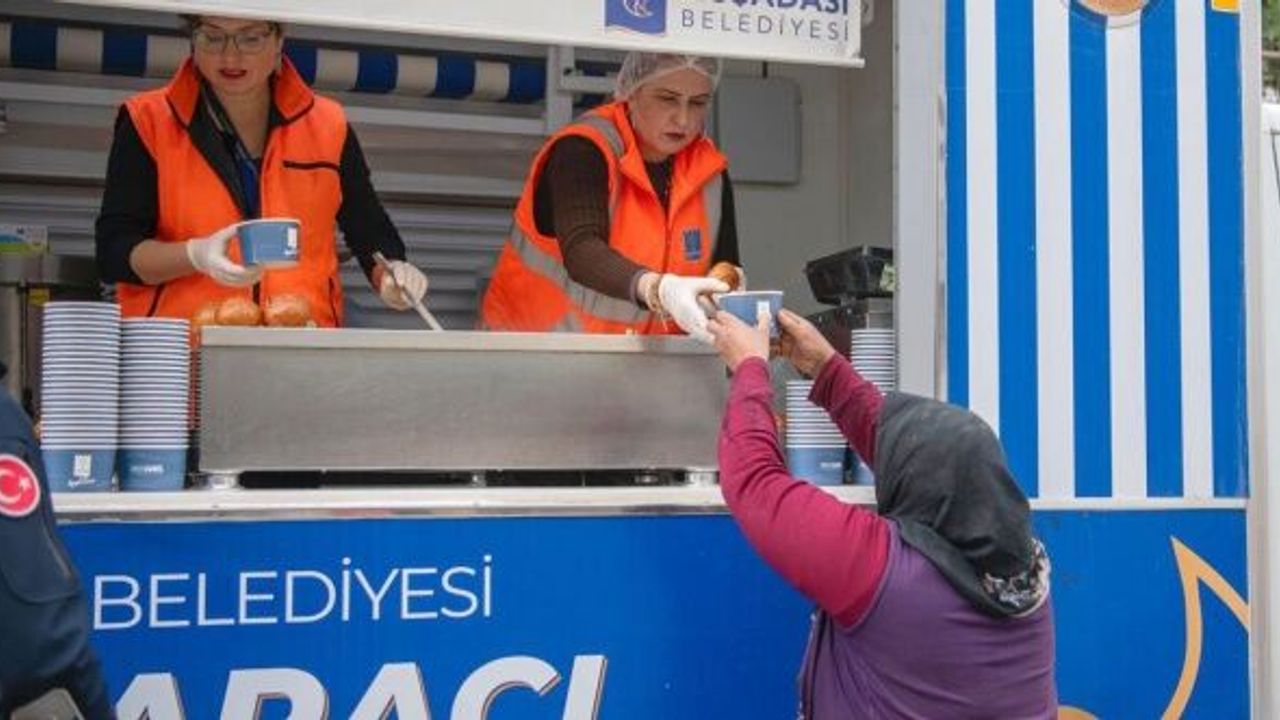Kuşadası Belediyesi'nden sıcak çorba ikramı