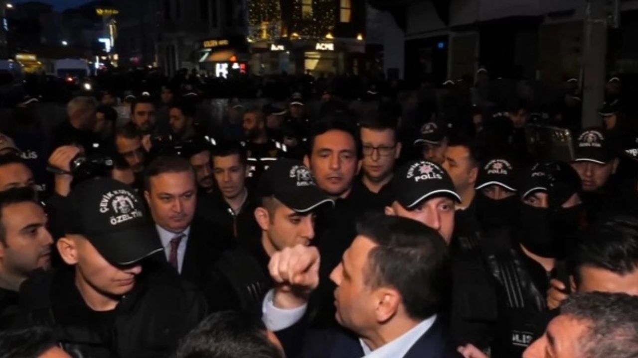 Köprü eyleminde polis ablukası: Kaldırımda yürüyen CHP'lilerin önü kesildi