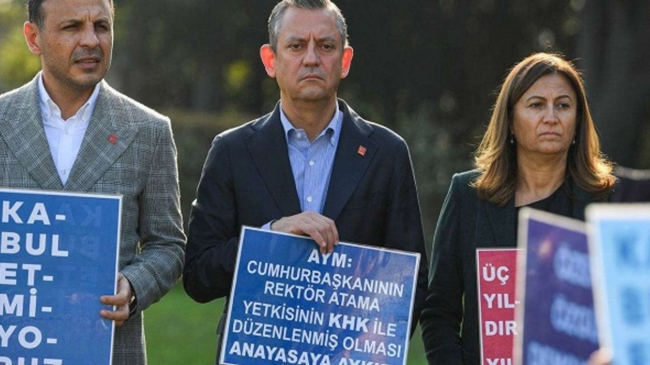 Özgür Özel’den Boğaziçi eylemine destek: Rektörlüğe sırtını döndü