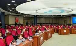 Ahmet Akın, öğrencileri belediyede ağırladı