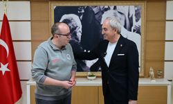 Mesut Kocagöz’den bayrağına sahip çıkan belediye personeline ödül