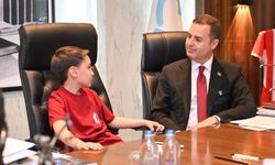 Ahmet Akın, makamını çocuklara devretti