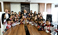 Muratpaşa Belediyespor Kulübü sporcularından Başkan Uysal’a ziyaret