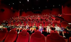 Çocukların yüzünü güldüren proje: Sinema, yemek ve kitap bir arada