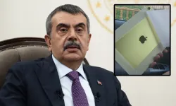 Bakan Tekin kendisini takip eden gazetecilere iPad hediye etti!