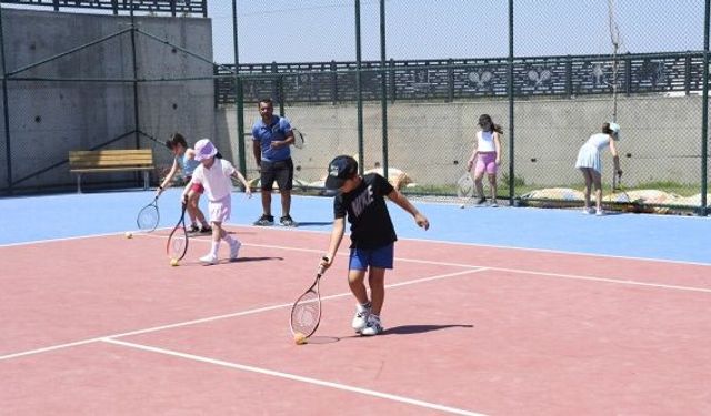 Geleceğin tenisçileri Kuşadası'nda yetişiyor