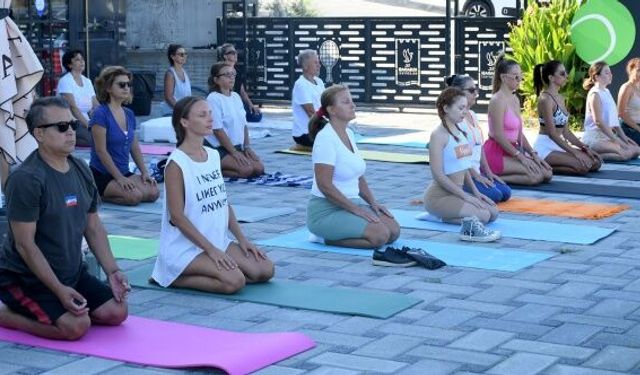 Kuşadası Belediyesi'nden ücretsiz yoga dersleri