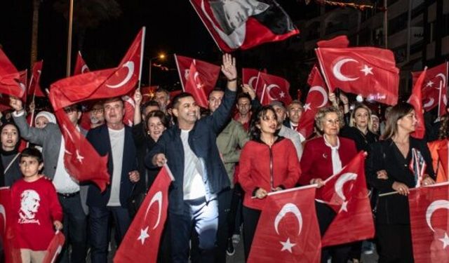 Kuşadası'nda Cumhuriyet coşkusu geceye taşındı