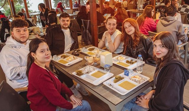 Kuşadası Belediyesi, bu yıl da sofrasını öğrencilerle paylaşıyor
