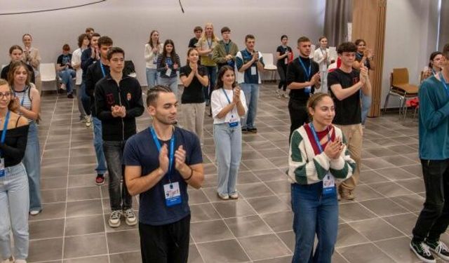 Kuşadası kardeş şehirler gençlik toplantısı başladı