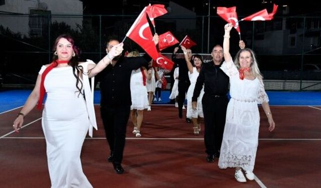 Kuşadası'nda Cumhuriyet coşkusu kortlara taşındı