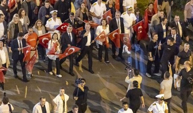 Vahap Seçer Bayrak Yürüyüşü'nde Mersinlilerle buluştu