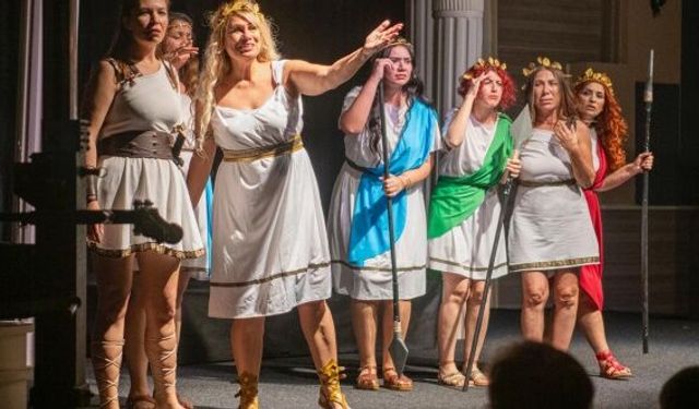 Kuşadası Belediye Tiyatrosu perde açtı