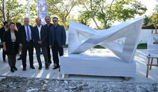 Kuşadası'nda mermer bloklar "Adalet" temasıyla şekillendi