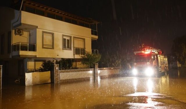 Antalya Büyükşehir ekipleri yağmur ve fırtınaya karşı seferber oldu